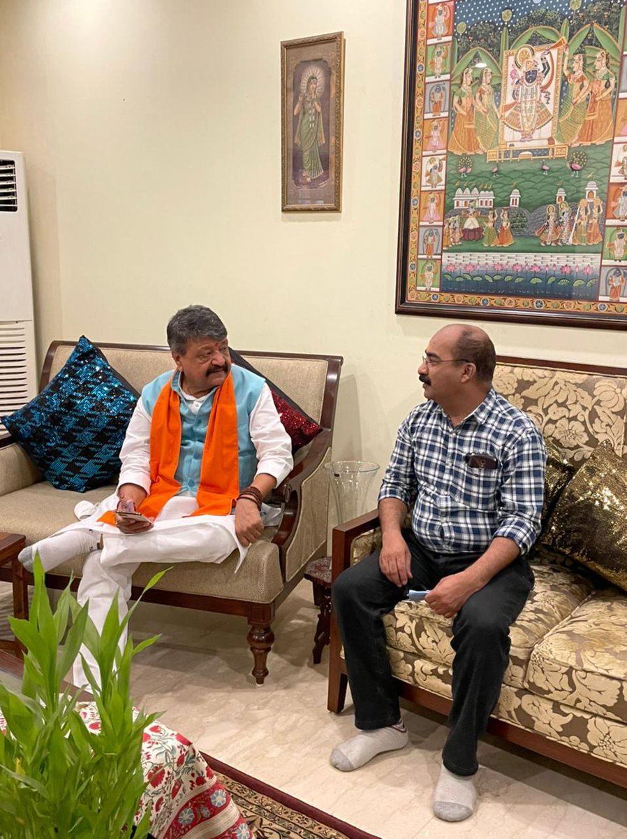 भाजपा के राष्ट्रीय महासचिव कैलाश विजयवर्गीय जी भोपाल प्रवास पर पूर्व विधायक ध्रुव नारायण सिंह जी के निवास पर आए उन से आज लंबी चर्चा हुई और युवा मोर्चा के दिनों की यादें ताजा हुई । <a href="/KailashOnline/">Kailash Vijayvargiya</a>