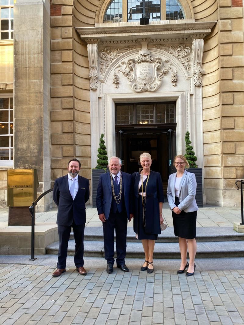 The Lord Mayor was pleased to be able to visit @TheGrandYork and meet with the General Manager and <a href="/LouiseSHG/">Louise Gee</a> on the evening of his inauguration.