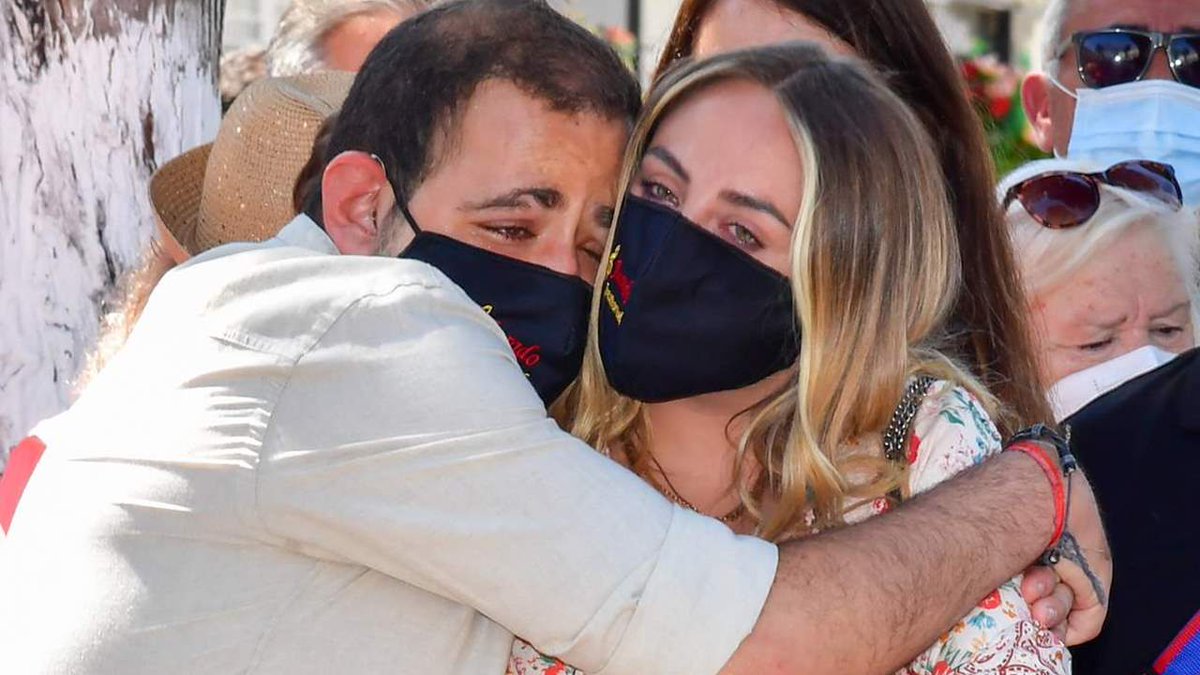 Lecturas's tweet photo. Rocío Flores y David Flores, abrazados y rotos de dolor, rompen a llorar en el homenaje a Rocío Jurado https://t.co/yUwrZPlQKC https://t.co/cwsFMypmkT