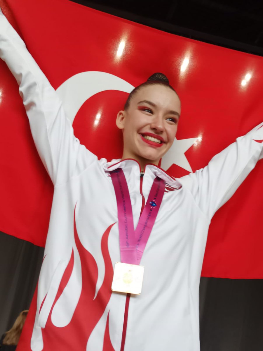 Besiktas's tweet photo. 🥇🇹🇷 Azerbaycan’ın başkenti Bakü'de düzenlenen Aerobik Cimnastik Dünya Şampiyonası’nda altın madalya kazanan milli sporcumuz Ayşe Begüm Onbaşı’nı tebrik ederiz. 👏🏻 https://t.co/CewDyjETXR