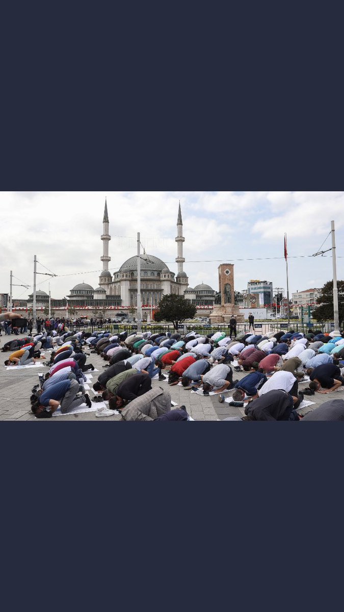 Taksim Cemaati yine dışarda kalmış,
Cami küçük olmuş sanki.
Meydana Bir tane daha mı yapsak 😊
Allah vesile olanlardan razı olsun