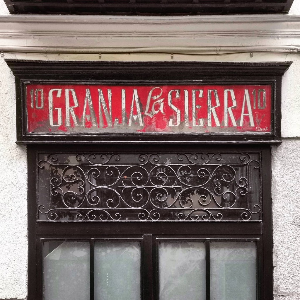 Retreros_tuit's tweet photo. Granja La Sierra, calle Justiniano #madrid #patrimoniografico #pintadoamano #vidriopintado #rotulos #tipografia #rotulacion #letreros #retro #antiguo #vintage #comercio #rotulosretro #typography #typehunter #foundtype #sign #typenerd #retrosign #vintage… https://t.co/UnZwkW6Kqh https://t.co/j9AG6bAP7s