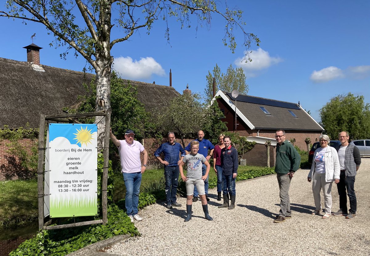 RaadKrw's tweet image. Raadsleden nemen vandaag deel aan NLDoet. Zwerfvuil oprapen langs de dijk bij Opperduit Lekkerkerk, verven bij zorgboerderij De Hem Schoonhoven en wedstrijdklaar maken van Polsstokclub De Vlist. #NLdoet