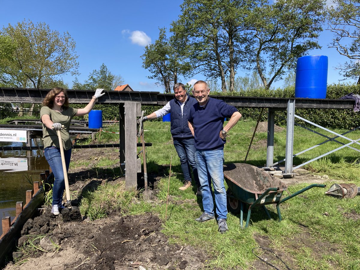 RaadKrw's tweet image. Raadsleden nemen vandaag deel aan NLDoet. Zwerfvuil oprapen langs de dijk bij Opperduit Lekkerkerk, verven bij zorgboerderij De Hem Schoonhoven en wedstrijdklaar maken van Polsstokclub De Vlist. #NLdoet