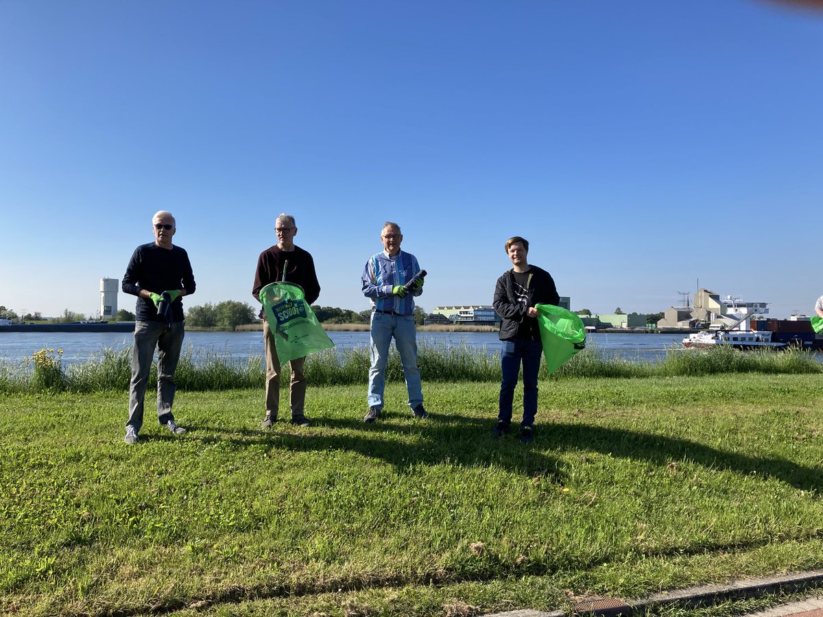 RaadKrw's tweet image. Raadsleden nemen vandaag deel aan NLDoet. Zwerfvuil oprapen langs de dijk bij Opperduit Lekkerkerk, verven bij zorgboerderij De Hem Schoonhoven en wedstrijdklaar maken van Polsstokclub De Vlist. #NLdoet