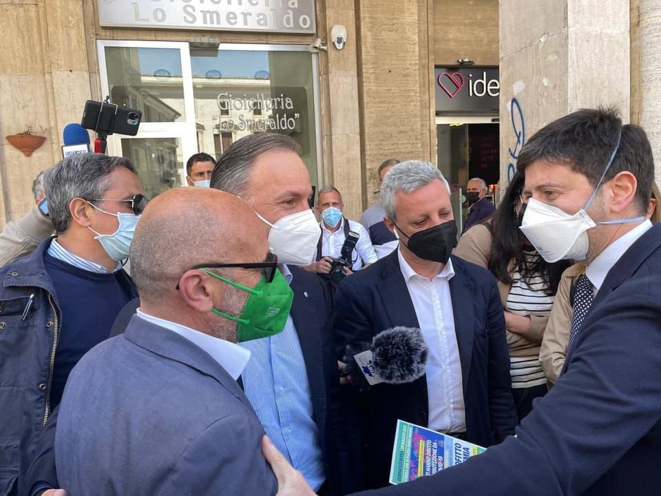 TortorelliVinc's tweet photo. 🔵 Il Ministro della Salute, Roberto Speranza, ha ringraziato CGIL CISL e UIL Basilicata per il grande lavoro fatto e la perseveranza mostrata in questo anno di #pandemia per una Basilicata migliore e più inclusiva.
👉 #Potenza durante il presidio "NESSUN PROFITTO SULLA PANDEMIA" https://t.co/ggbufTFolM