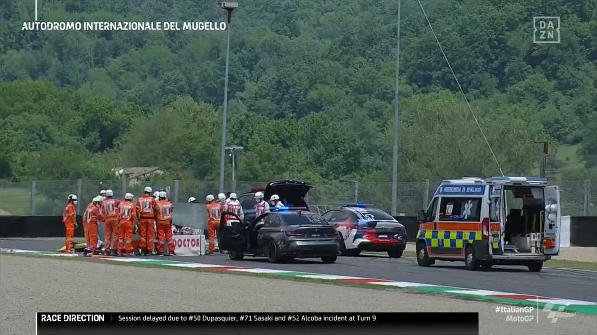 DAZN_ES's tweet photo. Todos atentos al estado de Dupasquier 🙏 Está siendo atendido en medio de la pista después de una durísima caída en la que se han visto involucrados también Sasaki y Alcoba 😔

#ItalianGP 🇮🇹 #MotoGP 🏁 https://t.co/KduW7I4iQ5