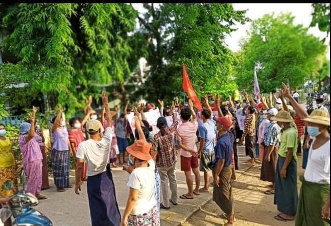 Sences of anti-coup evening strike in #Pakokku Township, Magway Division, on May29.  #GlobalArmsEmbargo<a href="/tag/pakokku"class="tags">#Pakokku</a><a href="/tag/milkteaalliance"class="tags"><span>#milkteaalliance</span></a><a href="/tag/whatshappeninginmyanmar"class="tags"><span>#whatshappeninginmyanmar</span></a><a href="/tag/globalarmsembargo"class="tags"><span>#globalarmsembargo</span></a>