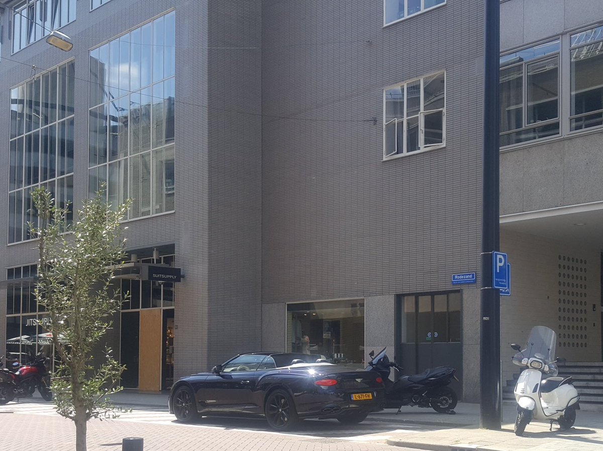 RBSP1's tweet photo. @HandhavingC_010 , @politieRdam_C , #rodezand , #meent , #asoparkeren , #bentleycoupe , eigenaar , hollander , baard zit op terras tegenover #1nul8 sedert 13:00 uur! https://t.co/cCrkX3SUFF
