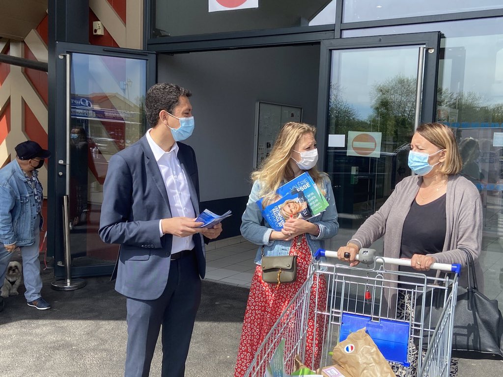 elodieducrohet's tweet photo. #Régionales2021 @avecValerie beaux moments d’échanges ce matin à #BoisdArcy avec @jp_luce @othmannasrou @richardrivaud 
🗳les 20 &amp; 27 juin #jevotevalerie https://t.co/9mBs1CnPtp