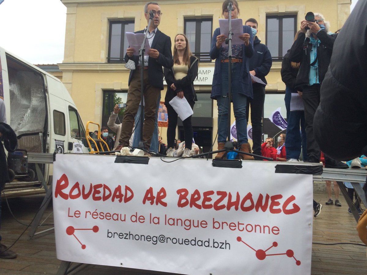 Kelennomp! (@kelennomp) on Twitter photo Leurenn <a href="/Rouedadbzhg/">Rouedad ar brezhoneg</a> a-raok ar vanifestadeg : diviz ar c'huzul bonreizh "un coup d'état juridique" get <a href="/DivYezhBreizh/">Div Yezh Breizh</a> ha <a href="/KGwengamp/">Ti ar Vro Gwengamp</a> Leurenn <a href="/Rouedadbzhg/">Rouedad ar brezhoneg</a> a-raok ar vanifestadeg : diviz ar c'huzul bonreizh "un coup d'état juridique" get <a href="/DivYezhBreizh/">Div Yezh Breizh</a> ha <a href="/KGwengamp/">Ti ar Vro Gwengamp</a>