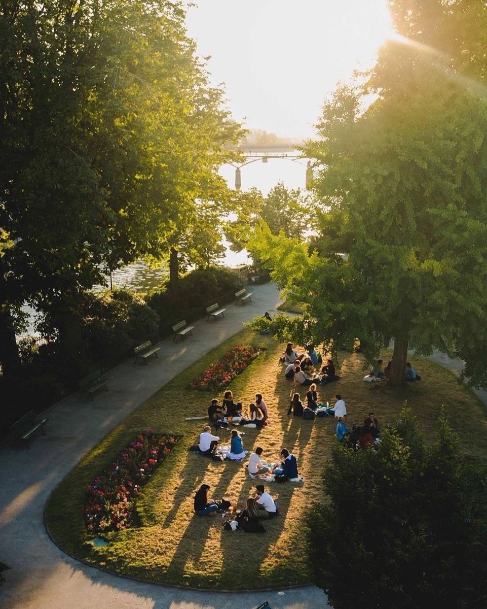 hipparisblog's tweet photo. It's picnic time!
📸:@ javiernapi
#SquareduVertGalant #parispicnics #parislove #weekendinparis #summeriscoming #hipparis #javiernapi https://t.co/XLvWZIAoUV