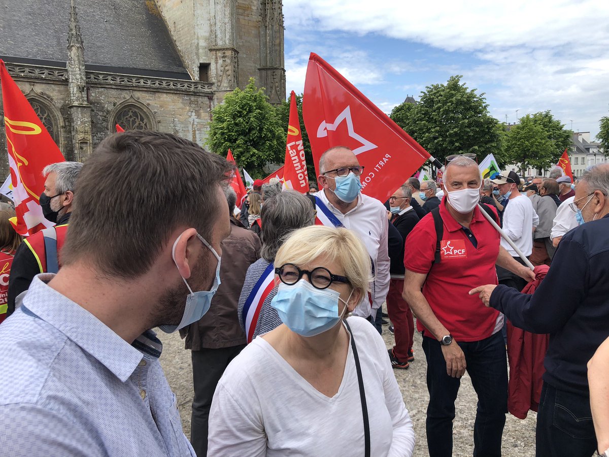 AnneGallo56's tweet photo. Les candidats de @LaBZHavecLoig sur le terrain toute la matinée aux côtés de la #fonderiedebretagne. Il faut assurer l’avenir et la pérennité de l’industrie bretonne. Il faut que Renault sorte de son mutisme et respecte ses engagements https://t.co/JbVpy1Ygf3