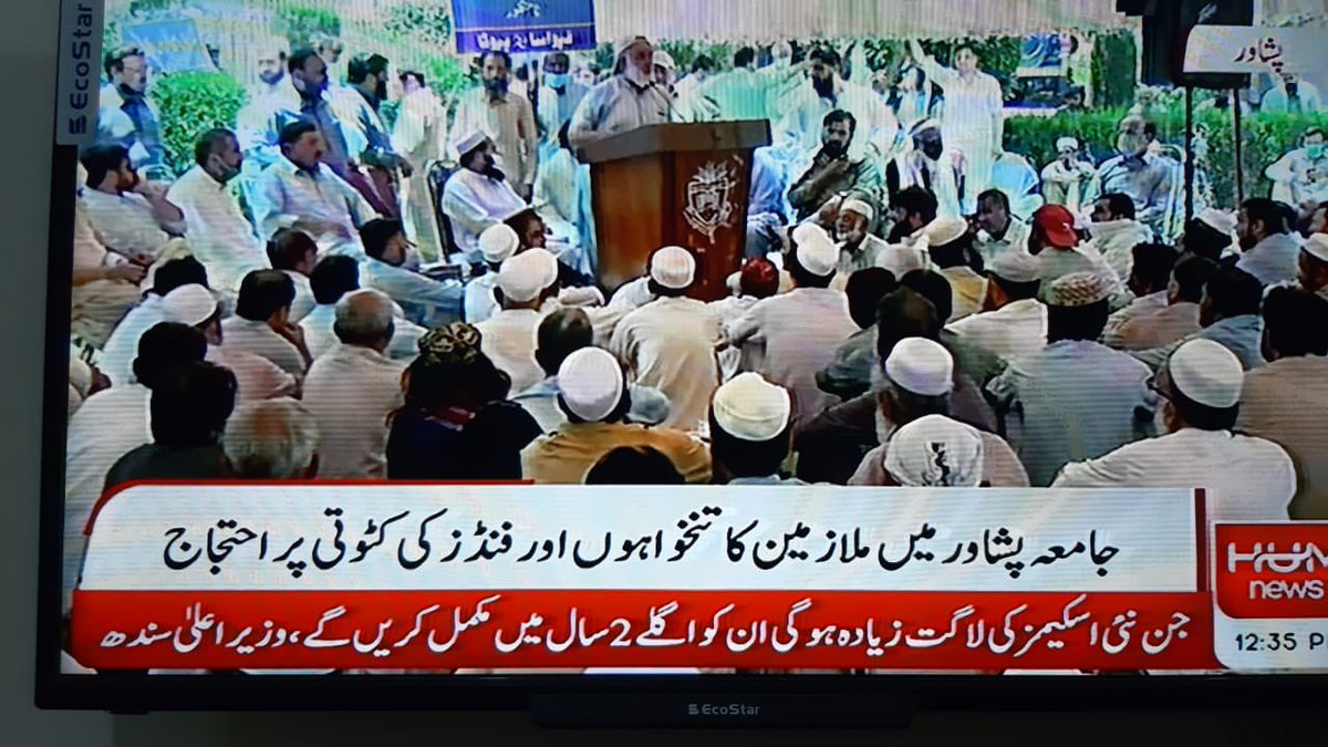 zubairsam2012's tweet photo. So, the indifference and apathetic attitude of KPgovt has been shoving universitiesโ employees 2 a full-fledge protest. 4th day in a row of demonstration, & we hear mere gibberish from the minister of higher education.
#SaveKhyberPakhtunkhwaUniversities
#FAPUASA #FAPUASAProtest https://t.co/wceTKwHLqM