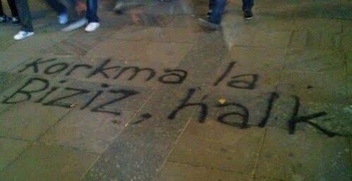 Gezi haksızlığa, hukuksuzluğa, zulme ve zorbalığa karşı barışcıl bir direniştir. 

Gezi adilce paylaşma, insanca yaşama, demokratik bir ülkede geleceğe bakma talebidir.

Gezi ruhu her yerde, Gezi ruhu bizimle. #Gezi8Yaşında