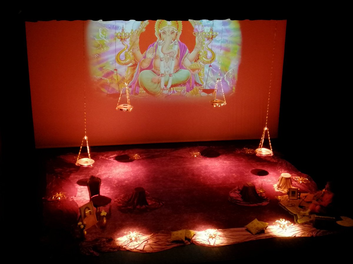 apolo_teatro's tweet photo. Ayer Rafael Álvarez "El Brujo", nos acercó a Paramahansa Yogananda, el gran maestro que trajo el yoga a occidente. Un relato inspirador lleno de sabiduría, encanto, magia, humor y amor.
...
#teatro #teatroapolo #elbrujo #mirandadeebro #autobiografiadeunyogui https://t.co/oiL4yulnPI