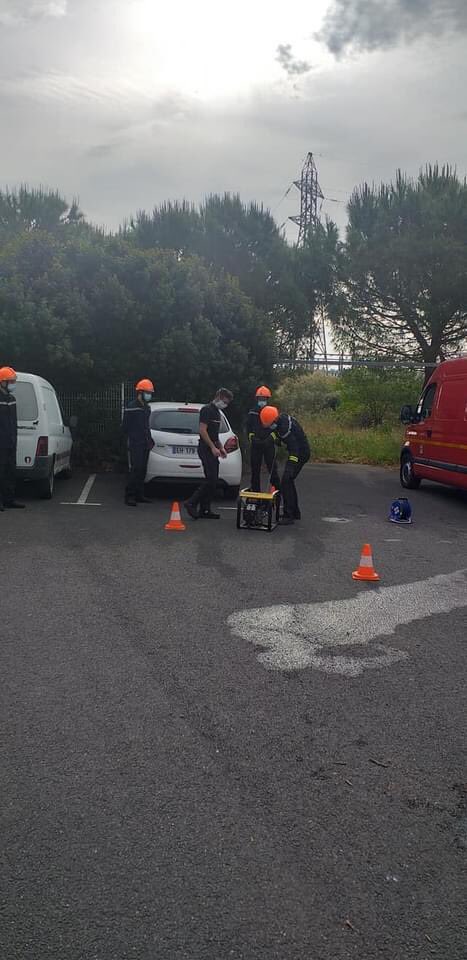 PompiersHerault's tweet photo. #Apprendre||Programme du jour pour les JSP2 & JSP4 du CS de Florensac: établissement de tuyaux et technique de lance + mise en œuvre du vide cave électrique au moyen du groupe électrogène et révision avec un atelier #LSPCC à plat + atelier établissement de l'échelle à coulisse https://t.co/UOzSnHF416