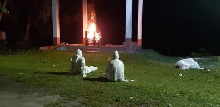 সামনে জ্বলছে চিতা 🔥
কে বসে আছে PPE পরে ওই দুজন ভূতের মতন ? এত রাতে ?
আর একজন যে ক্লান্ত হয়ে ঘাসের ওপর শুয়ে আছে !!
এদের নাম #redvolunteers 
এরা CPIM এর ছেলে ...
অনেকে আবার এদের ভালোবেসে হারমাদ ও বলে থাকে ...
তুফানগঞ্জের ছবি