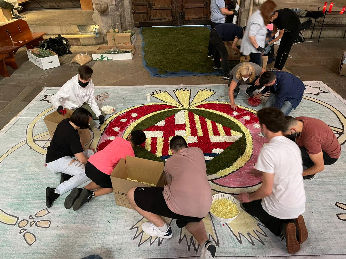 Cultupopularbcn's tweet photo. La basílica de #SantaMariadelMar acull la primera #catifafloral del #CorpusBCN! 🏵️🌸🌺

🕓 Es pot visitar fins a les 19 h d'avui.

🙋🏼‍♀️ I recorda, al web del #Corpus hi trobaràs tot el programa amb les activitats que es fan a la ciutat fins al dia 6! 👇
https://t.co/0JbmhqIGIS https://t.co/uLnF4L39C1