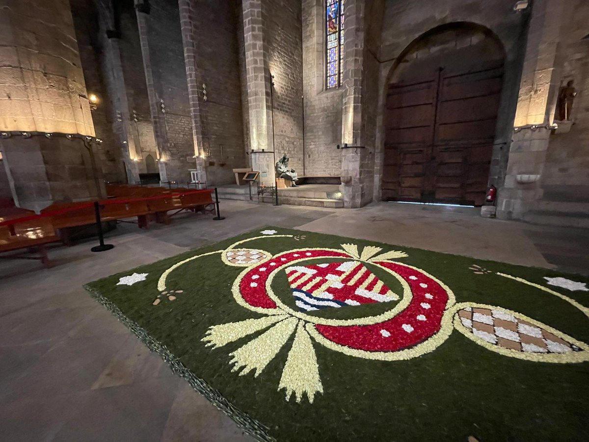 Cultupopularbcn's tweet photo. La basílica de #SantaMariadelMar acull la primera #catifafloral del #CorpusBCN! 🏵️🌸🌺

🕓 Es pot visitar fins a les 19 h d'avui.

🙋🏼‍♀️ I recorda, al web del #Corpus hi trobaràs tot el programa amb les activitats que es fan a la ciutat fins al dia 6! 👇
https://t.co/0JbmhqIGIS https://t.co/uLnF4L39C1