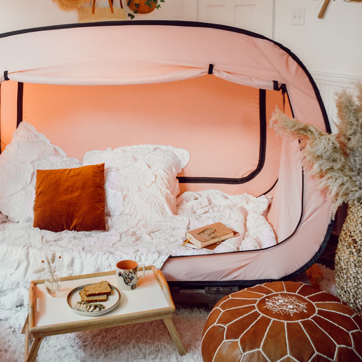 PrivacyPop's tweet photo. Breakfast in bed is always a good idea ☕️ https://t.co/boq9Jdlenj