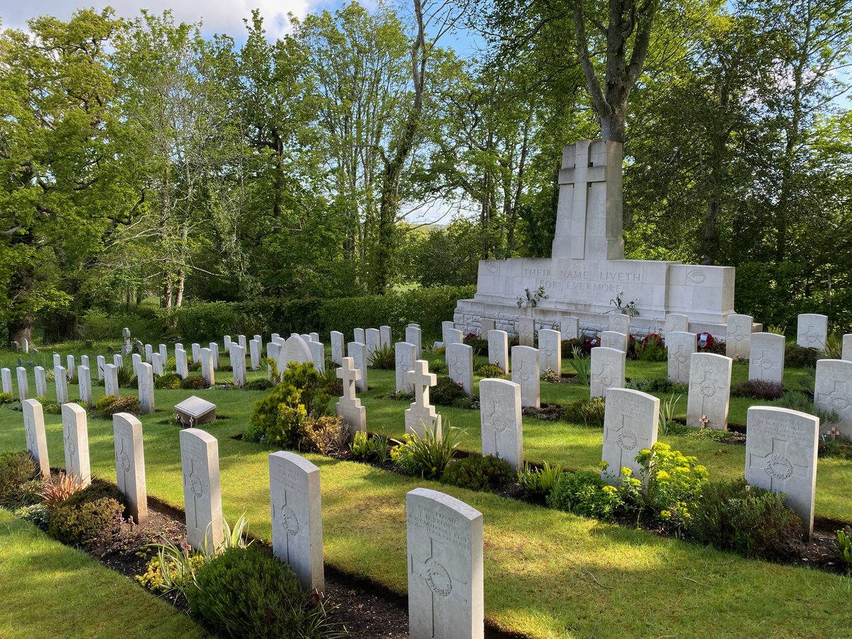 Rugbyforheroes's tweet image. Of the 16,000 New Zealanders who died in #ww1, 93 are buried in the quiet #hampshire churchyard of St Nicholas, Brockenhurst. Our @Rugbyforheroes walkers will pay their respects here on 5th June. #r4hwarwalk #rugbyremembers @AllBlacks @ZinzanBrooke8 @miketindall13 @MrNickKnowles