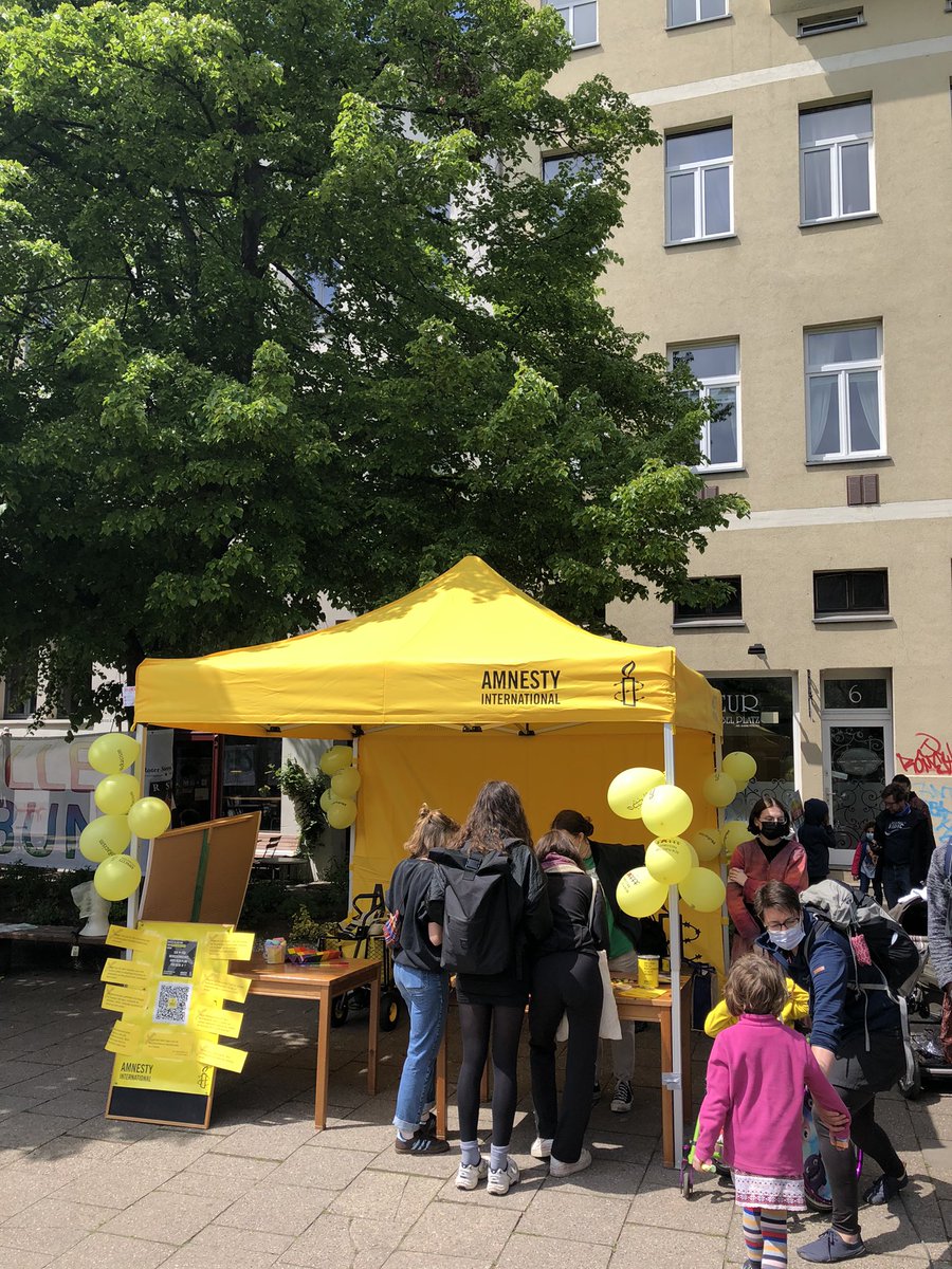 AmnestyLeipzig's tweet photo. So kurz vor der #ltwlsa21 sind wir in #Halle und sagen laut: MENSCHENRECHTE KENNEN KEINE GRENZEN❗️@AmnestyHalle @AmnestySachsen @Unteilbar_ #unteilbar #BandderSolidarität 💛@amnesty_de https://t.co/dGFxm1Ox6R
