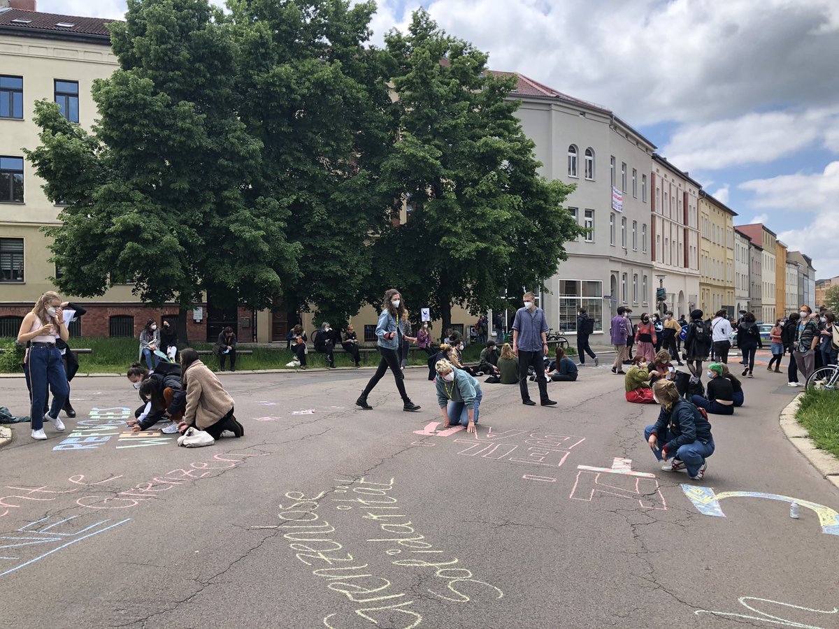 AmnestyLeipzig's tweet photo. So kurz vor der #ltwlsa21 sind wir in #Halle und sagen laut: MENSCHENRECHTE KENNEN KEINE GRENZEN❗️@AmnestyHalle @AmnestySachsen @Unteilbar_ #unteilbar #BandderSolidarität 💛@amnesty_de https://t.co/dGFxm1Ox6R