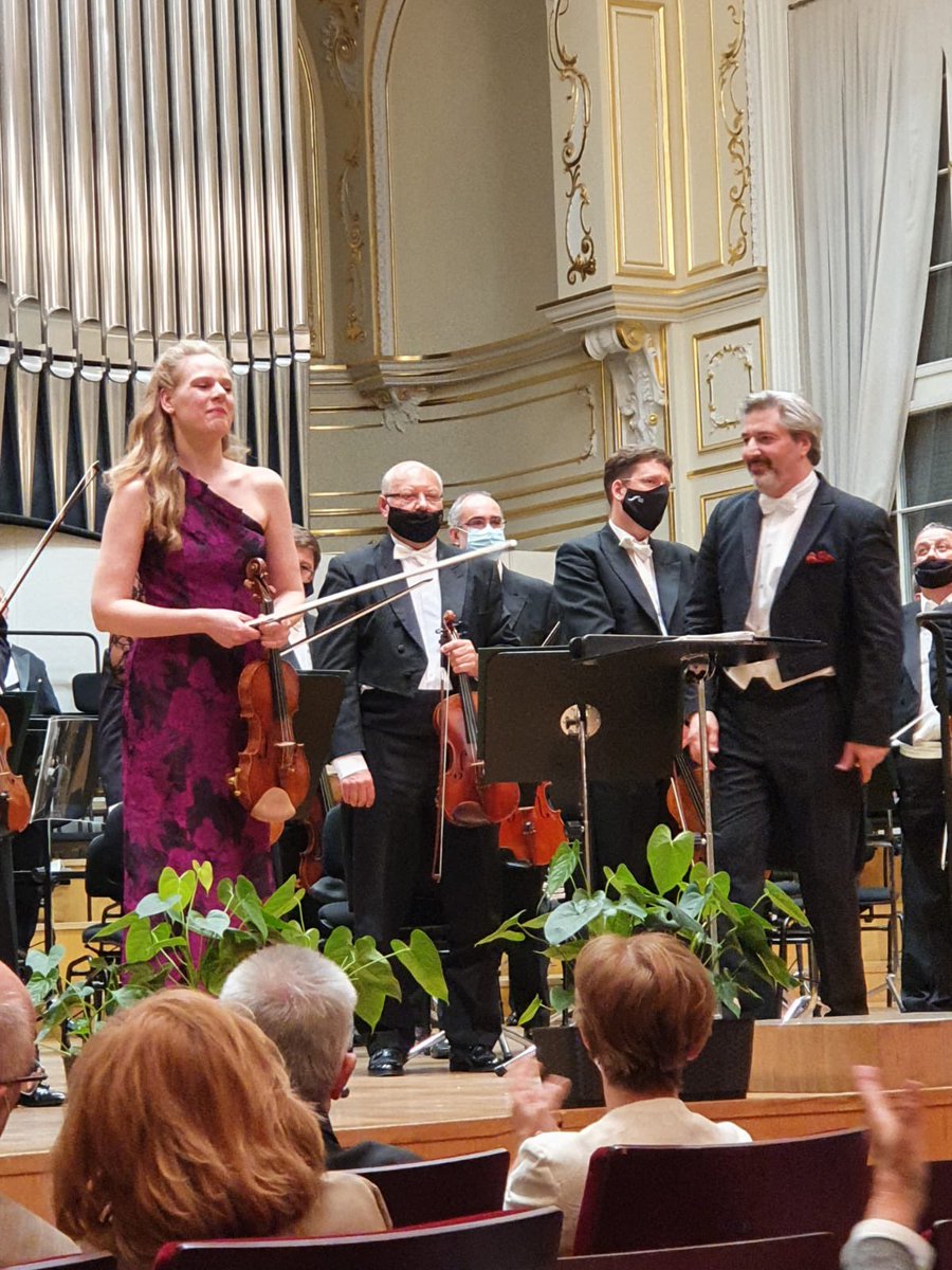 henkcorvanderkw's tweet photo. 🇳🇱violist Simone Lamsma performed Again w. Public after 6 months. This great happening was in Reduta Bratislava! 2gether with 🇸🇰Philharmonic Orchestra lead by Daniel Raiskin.Marvelous performance of Bruch🎻no.1&amp;Largo by Bach!!  #SimoneLamsma https://t.co/nxPVeXwMif