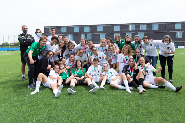 IT'S OVER!

La stagione è finita, comunque, nel migliore dei modi, con una prestazione e una dedizione da incorniciare per le nostre neroverdi! 

Noi ci siamo e l'abbiamo dimostrato ancora una volta!

Tabellino e commento ➡ florentiasangimignano.it/match/san-gimi…

#èunicaalmondo
#sangimignano