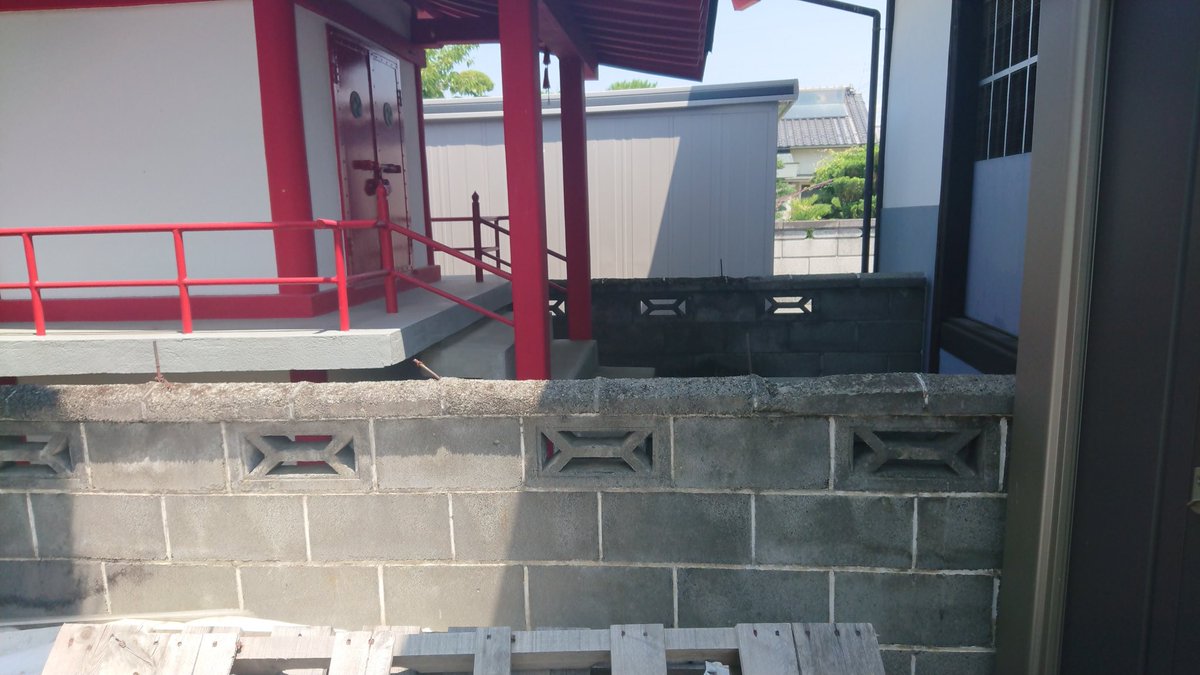 sure_plays_a_me's tweet photo. 神社⛩の奥の方シブい #ブロック塀 #透かしブロック #コンクリートブロック #breezeblock #cinderblock #screenblock https://t.co/YZdZAXAUzu