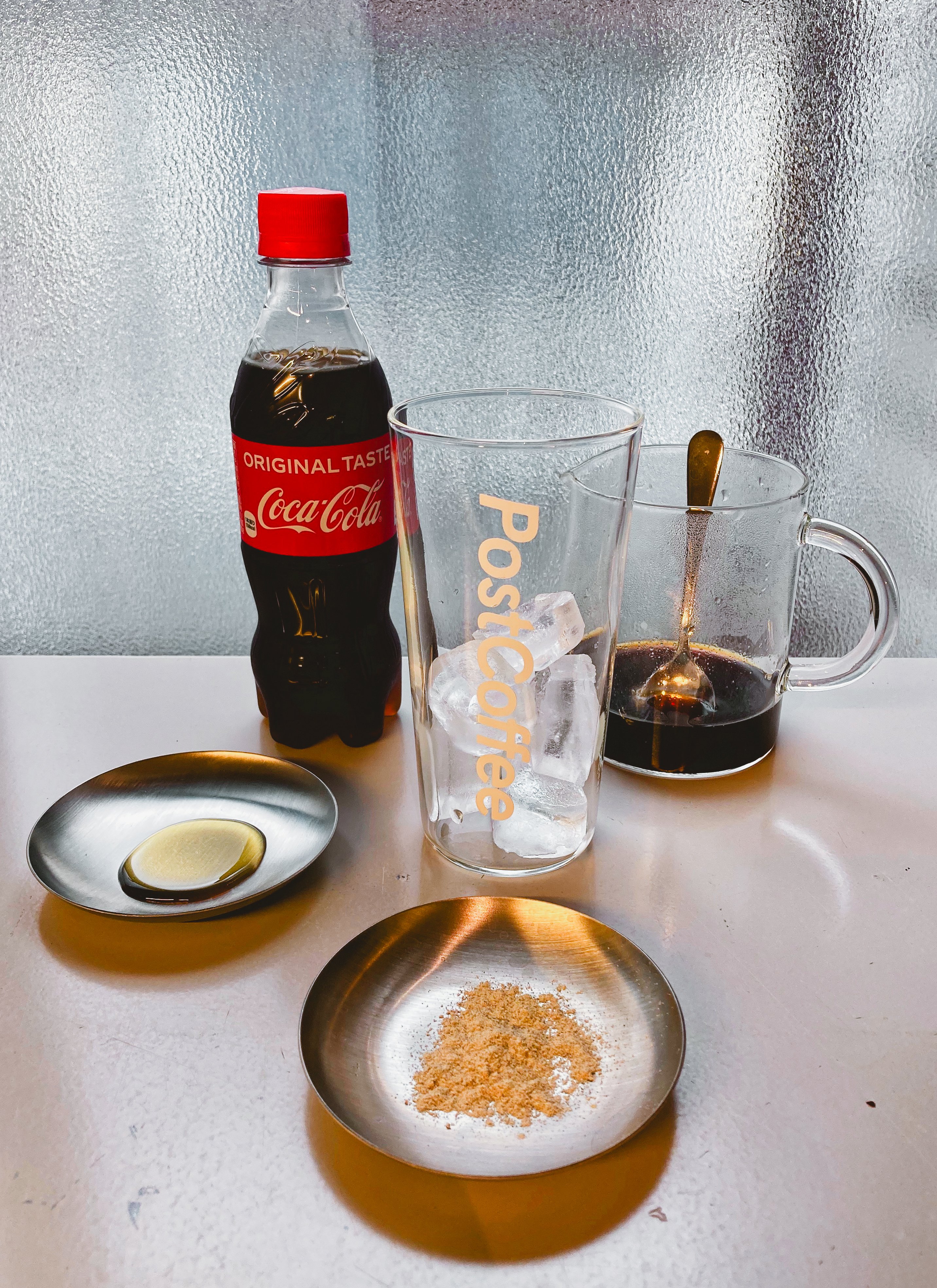 Postcoffee コーヒーサブスク コーヒーコーラ 作り方 1 サーバーに10gの蜂蜜と1gの山椒を入れる 2 その上から深煎りコーヒー15gを90gのお湯でドリップ よく混ぜる 3 100gの氷を入れたグラスに コーヒー コーラ2mlの順番で入れる 4 よく混ぜて完成