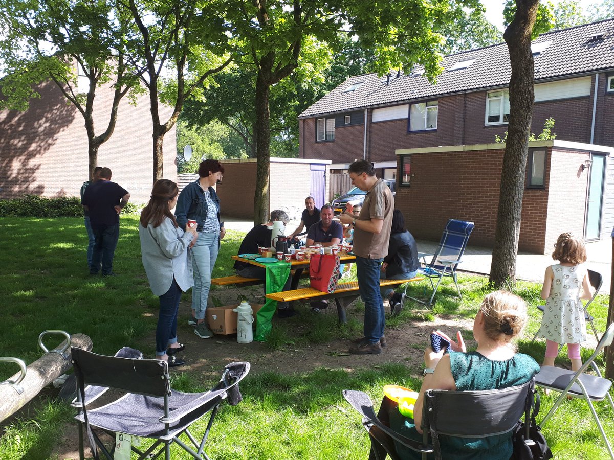 Gezellige sfeer <a href="/NLDOET/">NLdoet</a> <a href="/westroijen/">WijkcomitéWestroijen</a> <a href="/Actief_in_Tiel/">Actief in Tiel e.o.</a> <a href="/MozaiekW/">Mozaiek Welzijn</a> <a href="/gemTiel/">gemeente Tiel</a> in de Praam. Ideeën opgehaald en acties uitgezet   voor een veilige en leefbare wijk.