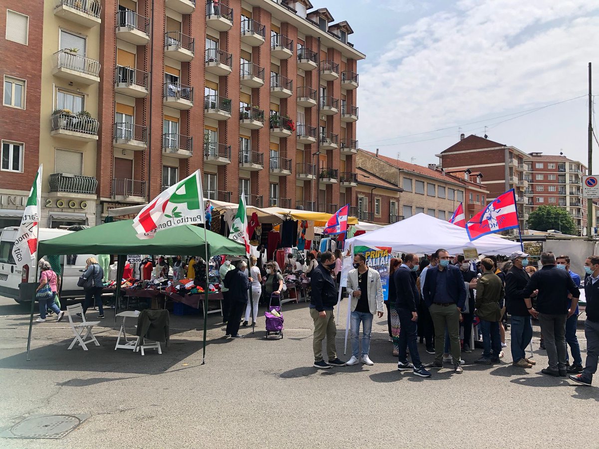 Torino, gazebo Lega e PD vicini. Trova la differenza😁
#gazeboLega