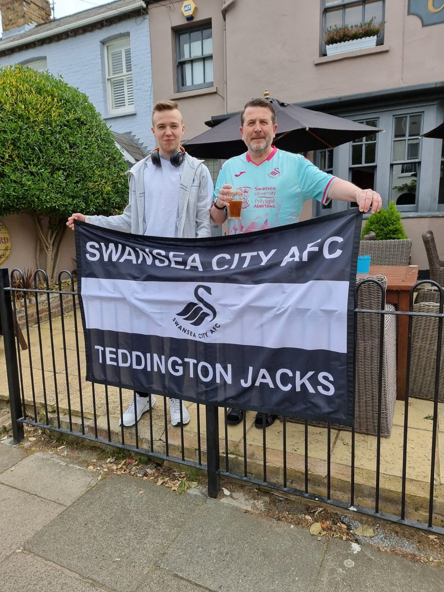 DaiLittle's tweet photo. Quick livener @tideendcottage now Wembley #swabre #swans #playoffs https://t.co/XznIXLIi7g