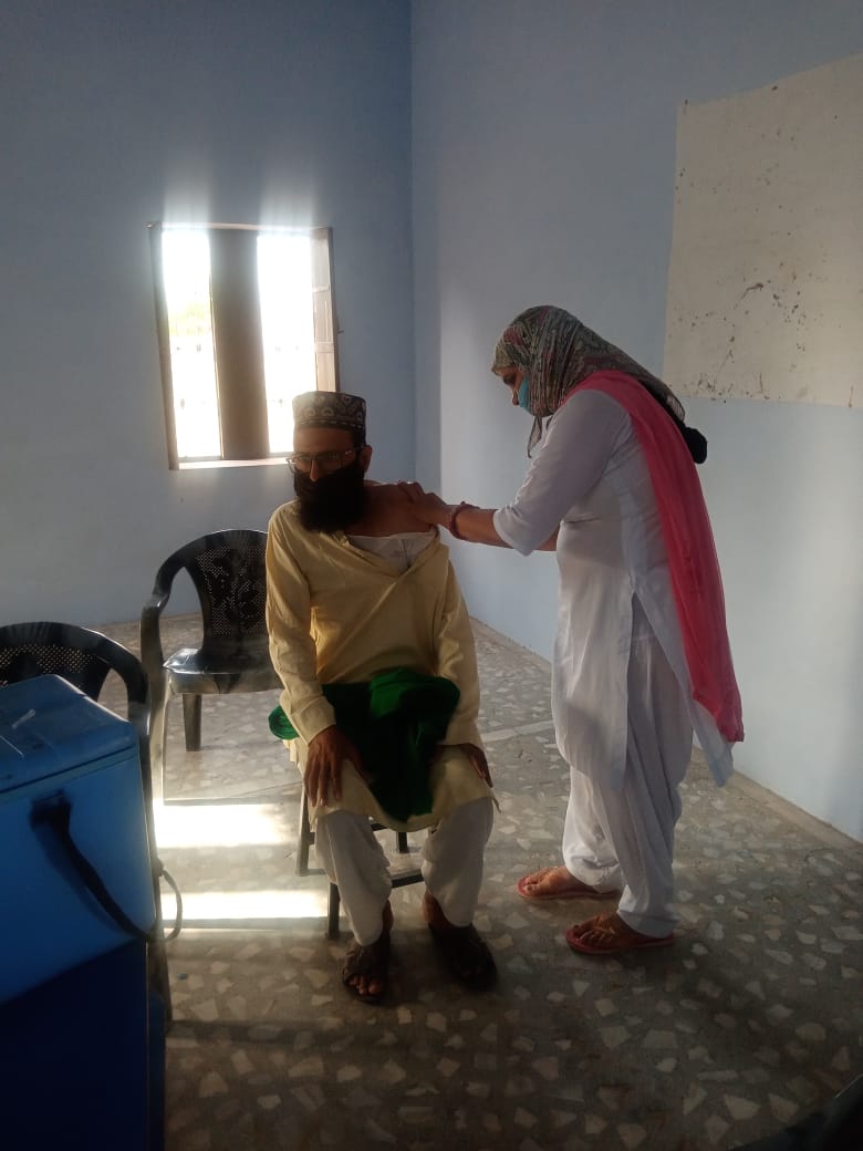 khalidayyoob's tweet photo. चलिए! #शेरानी_आबाद #CHC के तहत  #कोरोना_वैक्सीन लगवा कर एक काम से फरागत हुई।

#वैक्सीनेशन डरने का नहीं, करने का काम है। अपने स्वास्थ्य को प्राथमिकता देते हुए, यह काम जरूर करें। https://t.co/Oz9E8SVvZQ