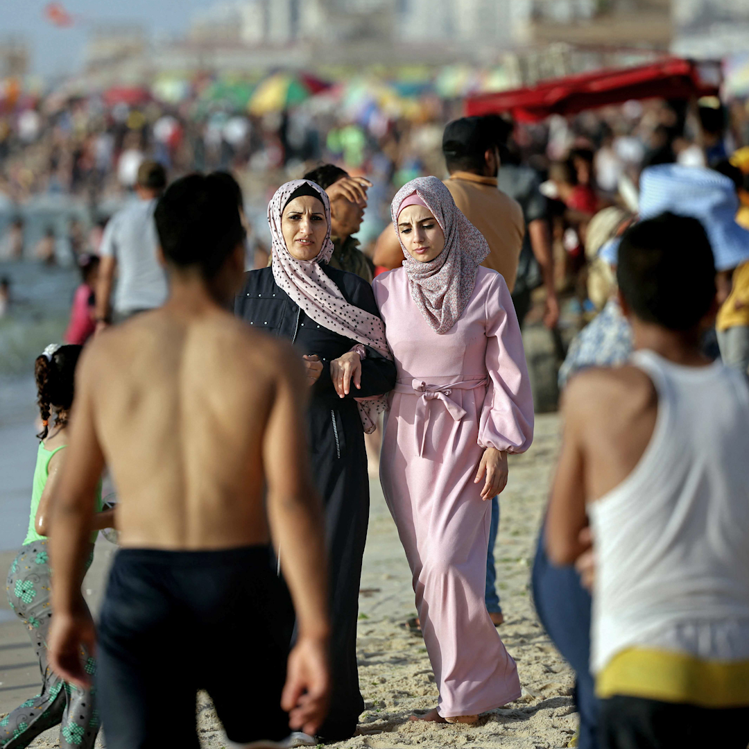 RT @dwnews: A week into the Israel-Hamas cease-fire, Gaza beaches are packed. https://t.co/lbA51V4jlW