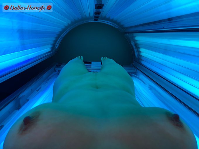I have often fantasized about a stranger coming in while I was tanning nude to lick & fuck me! 😎 https://t