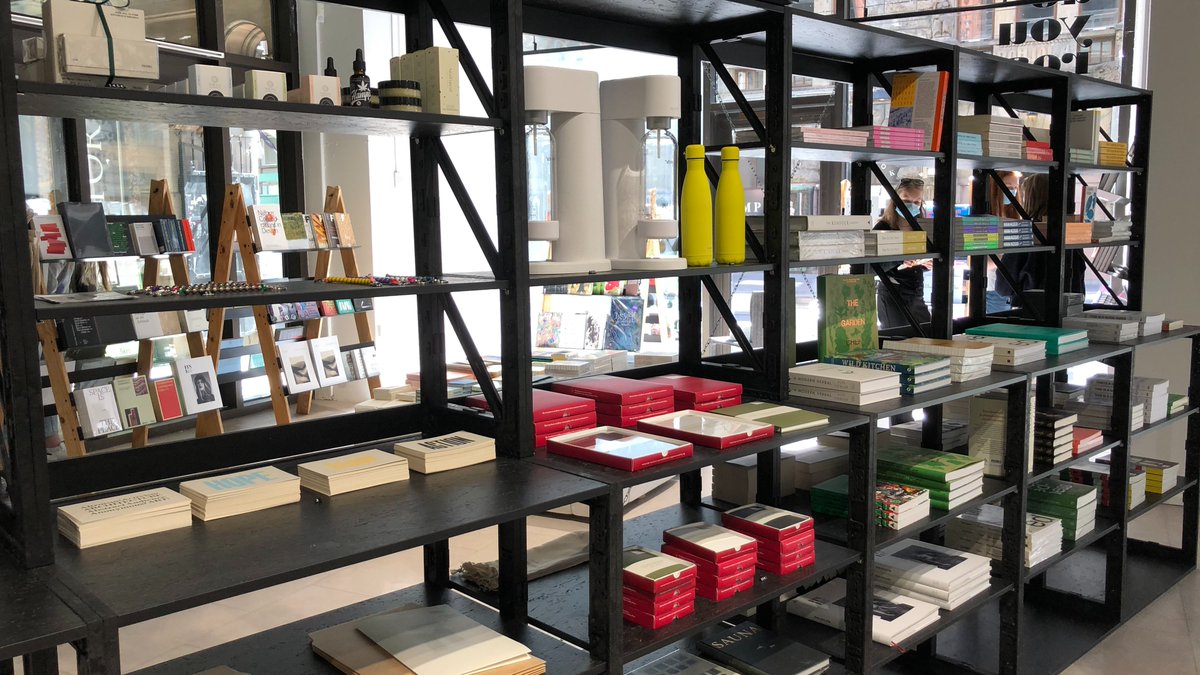 MaulaHanna's tweet photo. Mikä upea kesäkaupunki @helsinki onkaan! ☀️ Tänään ilahdutti juuri avattu @GlasshouseHel, josta löytyy vaikka mitä ihanaa ja inspiroivaa! Sekä #design että #vastuullisuus vahvasti esillä, ja kumppanina mukana myös @UPMGlobal. Kannattaa poiketa osoitteessa Aleksi 13! 💚 https://t.co/DhzScM8deF