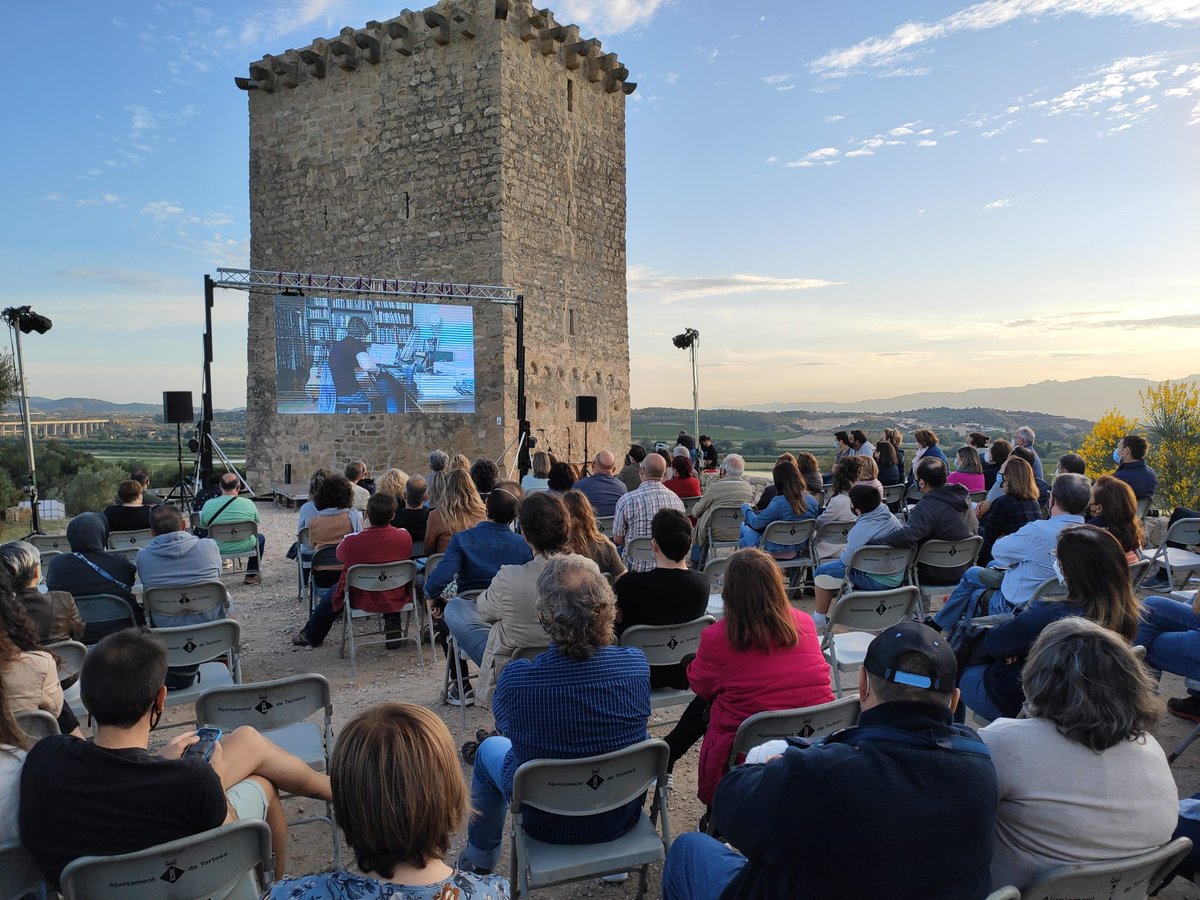 juntsxcampredo's tweet photo. Ahir a #Campredó a  #TorreDeFontDeQuinto es va realitzar
#FRONT Mostra Internacional de Cinema de Conflicte i Pau una mostra de cinema que enguany celebra la seva 2ª edició en espais de la Batalla de l’Ebre situats a la Terra Alta, la Ribera d’Ebre i el Baix Ebre.

#somdeCampredó https://t.co/D6YCholzCe