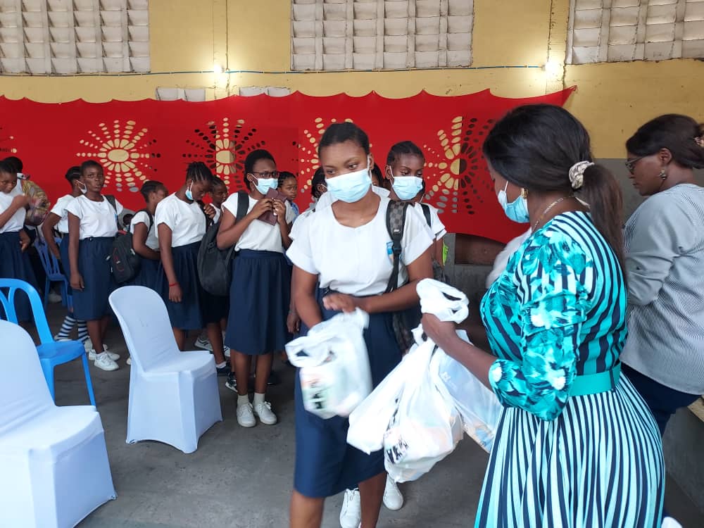 ClaireFondation's tweet photo. #RDC_FMC: Remise des kits hygiéniques aux filles des 20 écoles ayant pris part à cette première session de sensibilisation formative sur l'hygiène menstruelle, avec l'appui de @IpasOrg à qui les filles ont dit #MERCI_IPAS
@mikempoyi @Mulunda_JC @FondationDNT @annytenga https://t.co/XwS8L5bvRl