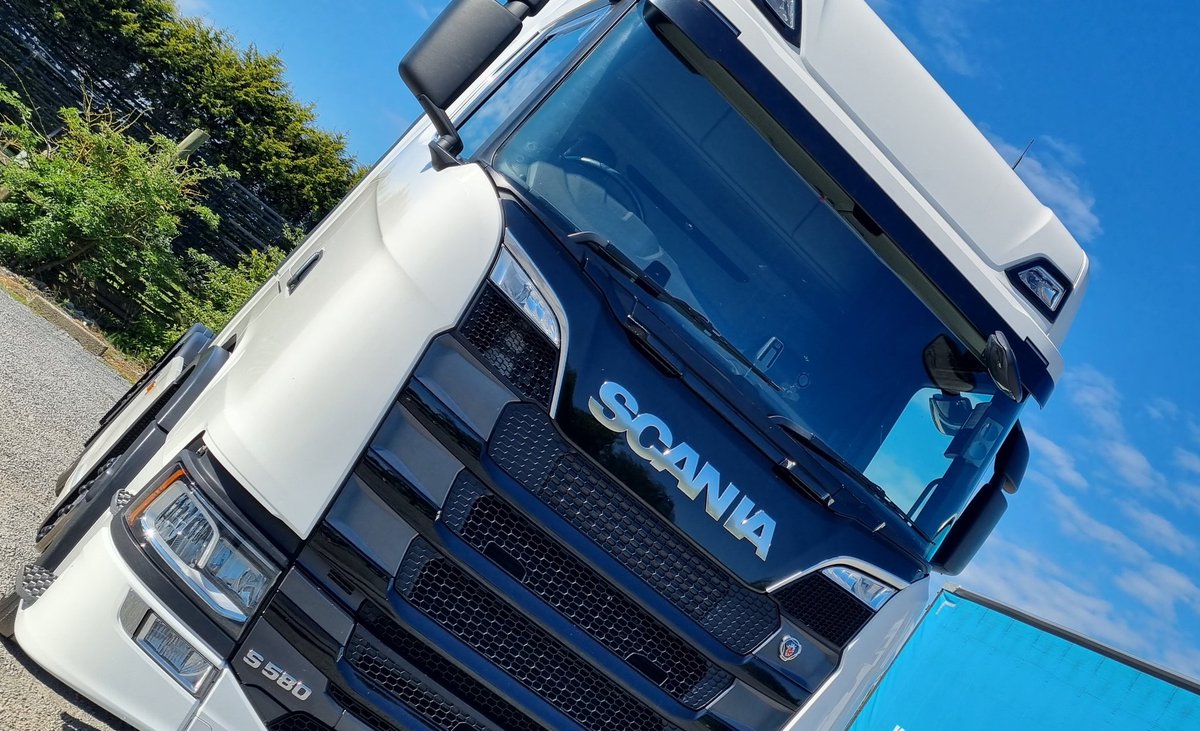 morningtrucker's tweet photo. Well that was an experience, a nice one at that.
Here's to the other halfs new truck.
#scania #tagaxle #NewGen #s580 #V8 https://t.co/BuJFXPmps0