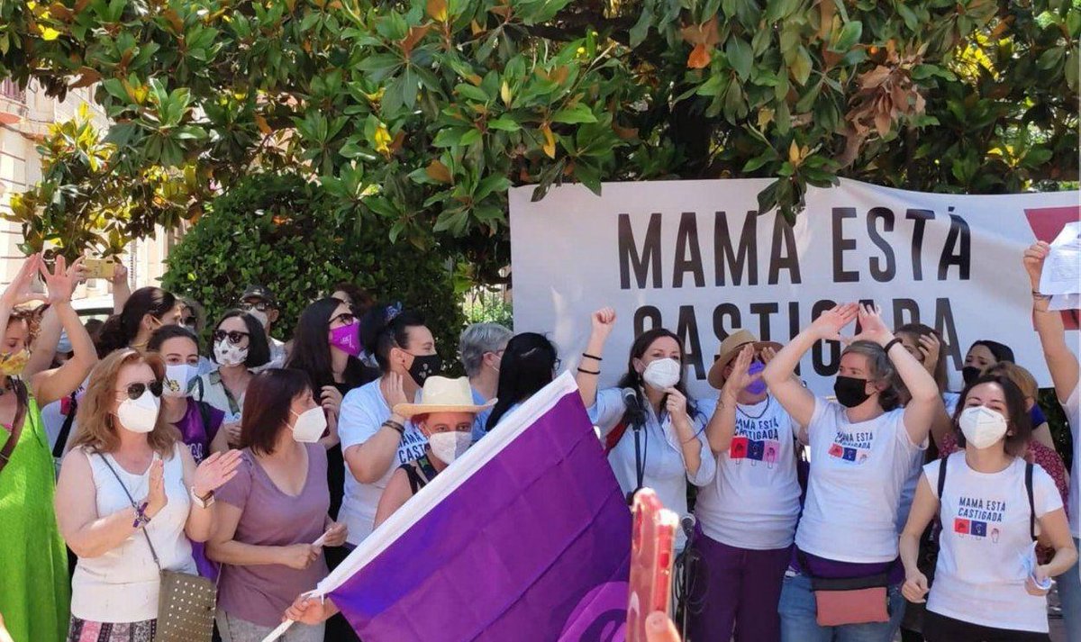 MCastigada's tweet image. 🌸💜 Muchas gracias a todas las personas, organizaciones e instituciones que durante la concentración y también por muchas otras vías, mostráis apoyo incondicional a Sara.  Gracias por construir la #ReddeReparación para que Sara y sus hijas vuelvan a estar juntas @IreneMontero