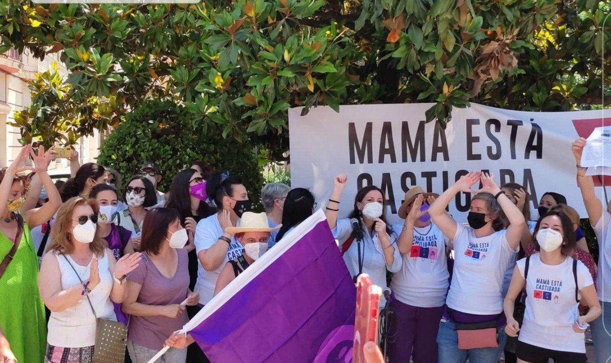 MCastigada's tweet image. 🌸💜 Muchas gracias a todas las personas, organizaciones e instituciones que durante la concentración y también por muchas otras vías, mostráis apoyo incondicional a Sara.  Gracias por construir la #ReddeReparación para que Sara y sus hijas vuelvan a estar juntas @IreneMontero