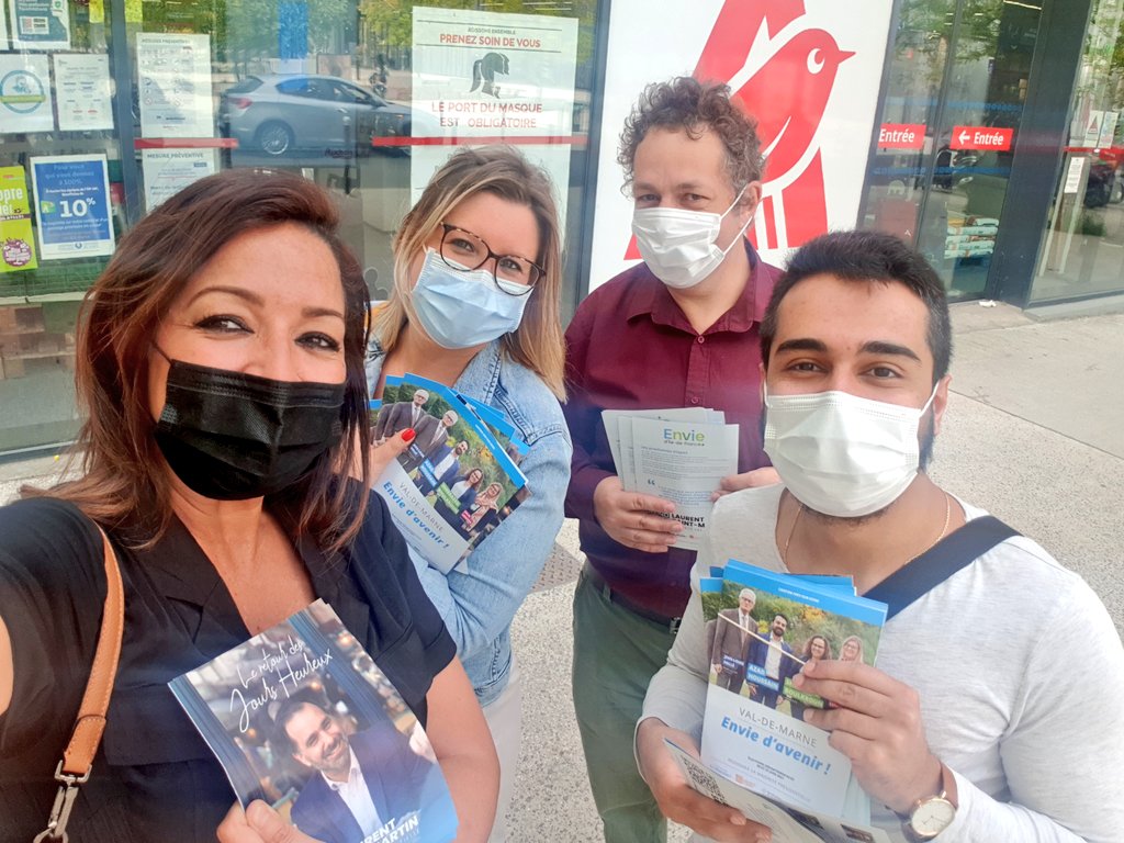 RKaaout's tweet photo. Toujours le même plaisir, la même envie de rencontrer les #ivryens pour leur redonner cette @Envie_IDF 🍃avec @LauStmartin @EmmWargon
#regionales2021
#tractage #ivrysurseine #valdemarne https://t.co/4HzjwVhTex