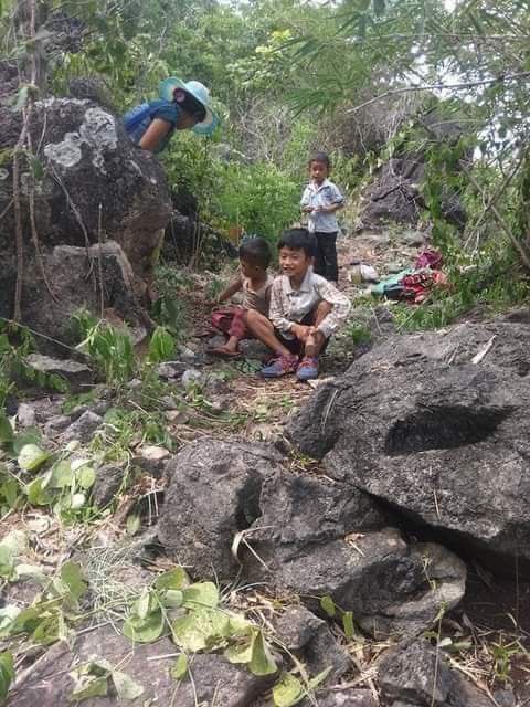 Sandar57092283's tweet photo. There are over 1,000 IDPs in refugee camp in Demoso including pregnant women, children, elderlies and people with disabilities, who are in urgent need of humanitarian aids. #May29Coup #GlobalArmsEmbargo #WhatsHappeningInMyanmar https://t.co/Lrsew2pwAR https://t.co/Puz4QIcPNJ
