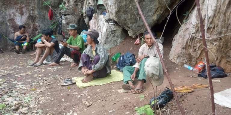 Sandar57092283's tweet photo. There are over 1,000 IDPs in refugee camp in Demoso including pregnant women, children, elderlies and people with disabilities, who are in urgent need of humanitarian aids. #May29Coup #GlobalArmsEmbargo #WhatsHappeningInMyanmar https://t.co/Lrsew2pwAR https://t.co/Puz4QIcPNJ