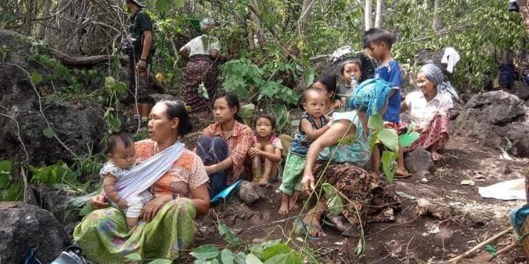 Sandar57092283's tweet photo. There are over 1,000 IDPs in refugee camp in Demoso including pregnant women, children, elderlies and people with disabilities, who are in urgent need of humanitarian aids. #May29Coup #GlobalArmsEmbargo #WhatsHappeningInMyanmar https://t.co/Lrsew2pwAR https://t.co/Puz4QIcPNJ