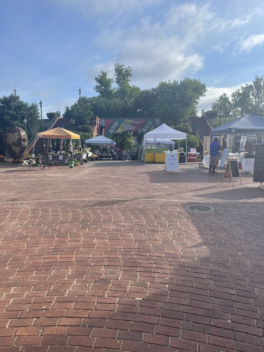 DeNishatmo's tweet photo. Augusta market meet T-mobile #comeseeus #wehere #Magentaglove https://t.co/AOSTjBuu6r