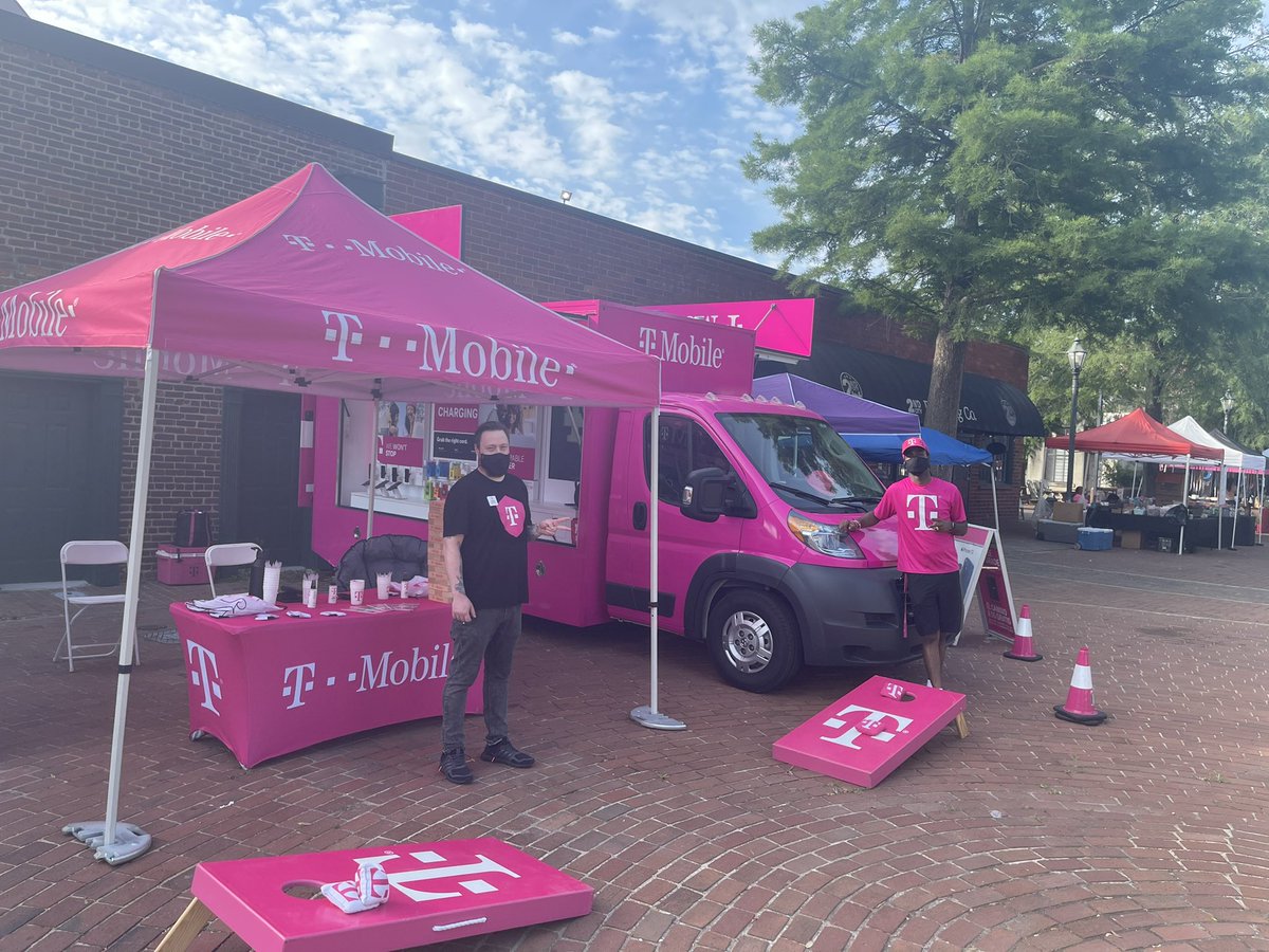 DeNishatmo's tweet photo. Augusta market meet T-mobile #comeseeus #wehere #Magentaglove https://t.co/AOSTjBuu6r
